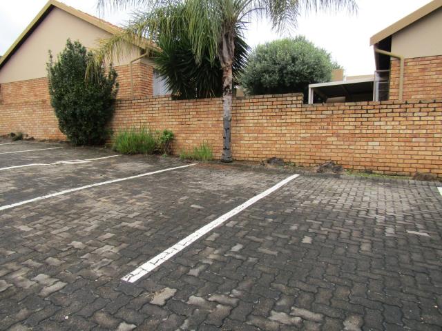 2 Bedroom Townhouse For Sale in Rooihuiskraal North