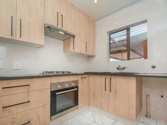 2 Bedroom Townhouse For Sale in Strubensvallei