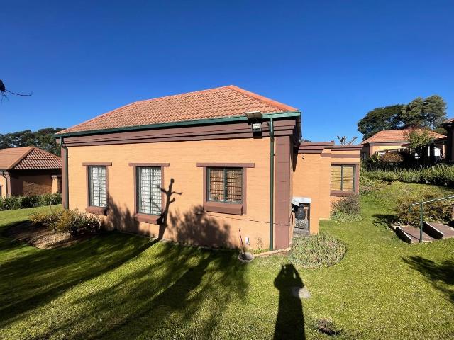 2 Bedroom Townhouse For Sale in Sundowner