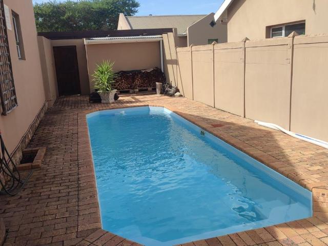2 Bedroom Townhouse For Sale in Swellendam