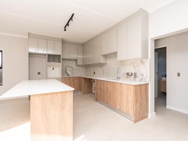 2 Bedroom Townhouse For Sale in Sandown