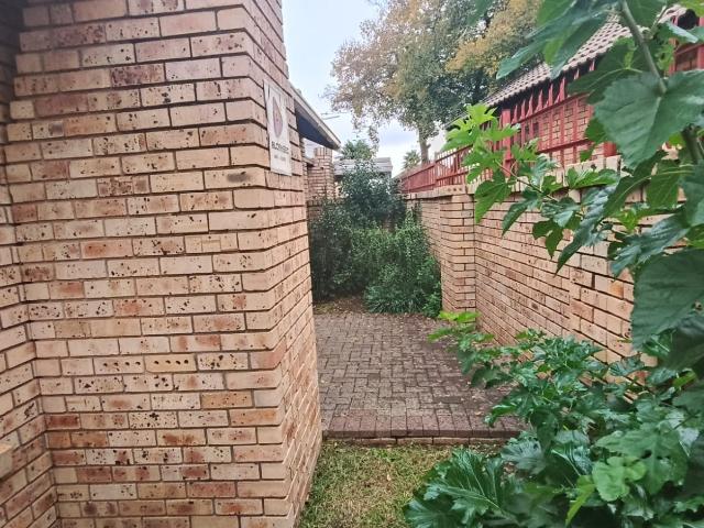 2 Bedroom Townhouse For Sale in Uitsig