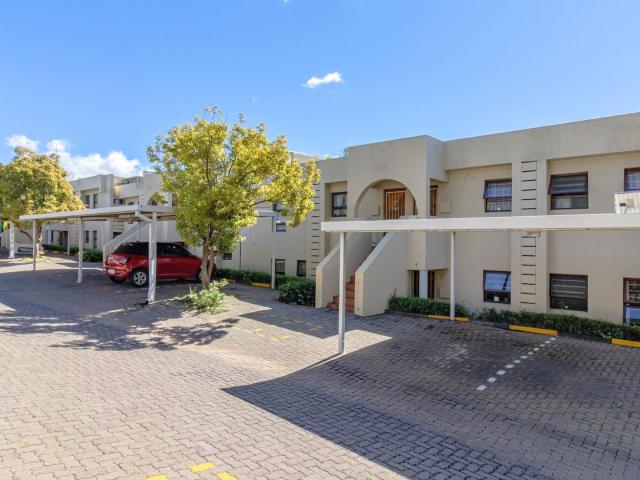 2 Bedroom Townhouse For Sale in Weltevreden Park