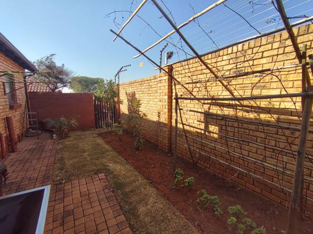 2 Bedroom Townhouse For Sale in Willow Park Manor
