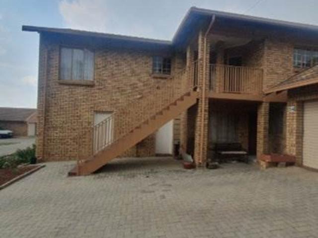 2 Bedroom Townhouse in Magalieskruin