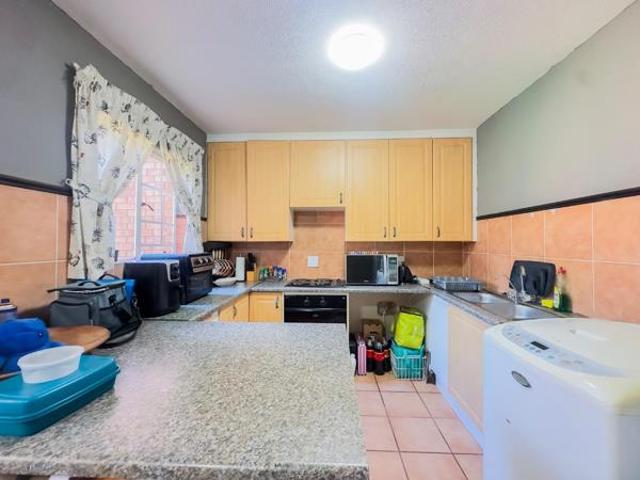 2 Bedroom Townhouse in Mooikloof Ridge