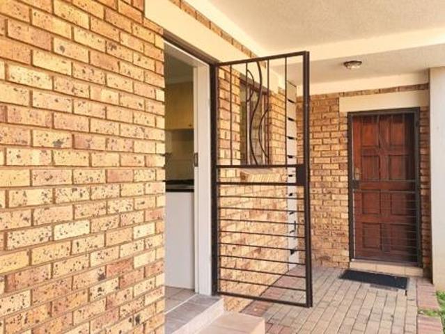 2 Bedroom Townhouse in Mooikloof Ridge