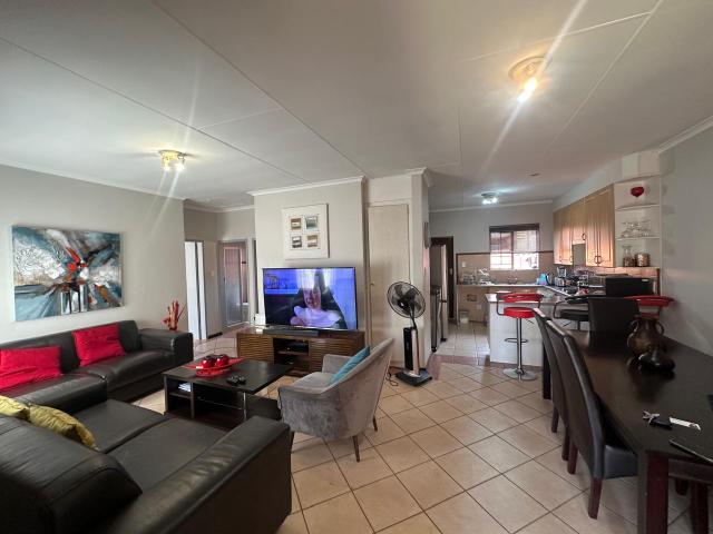 2 Bedroom Townhouse in Mooikloof Ridge