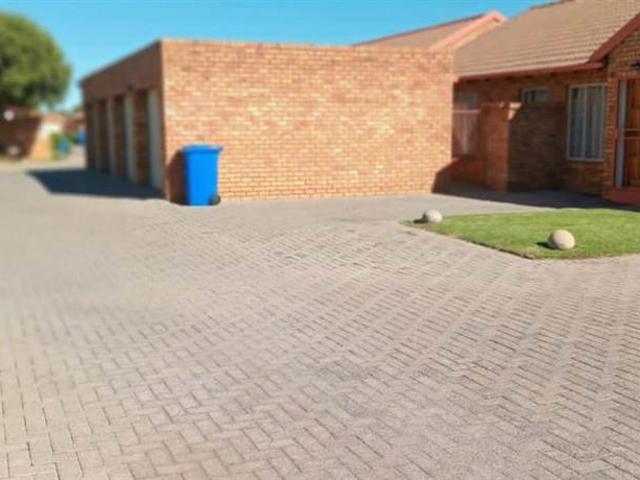 2 Bedroom Townhouse in Moreleta Park