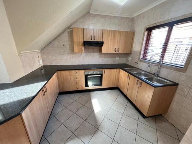 2 Bedroom Townhouse in Noordheuwel