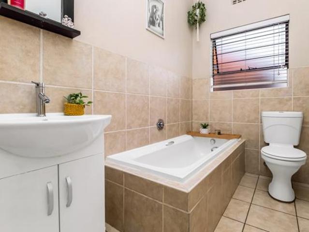 2 Bedroom Townhouse in Noordheuwel