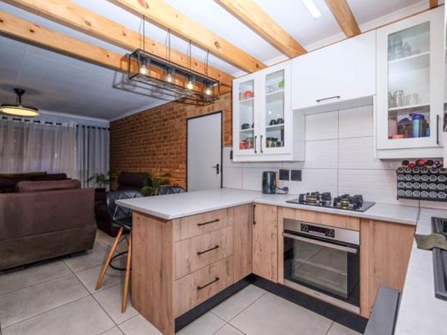 2 Bedroom Townhouse in Noordheuwel