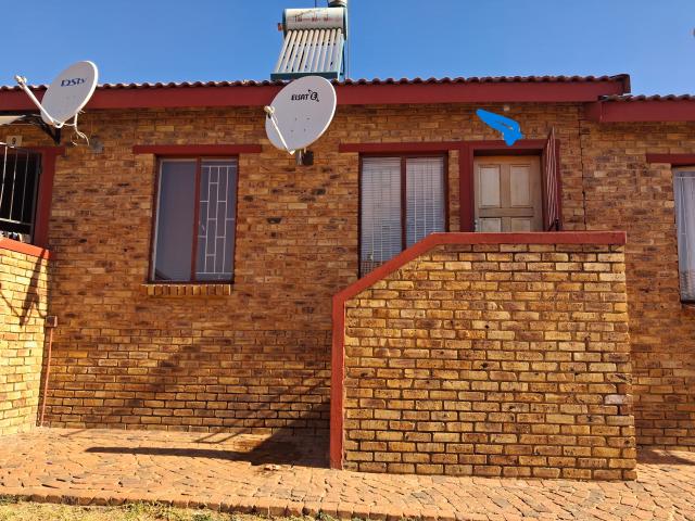 2 Bedroom Townhouse in Olievenhoutbosch