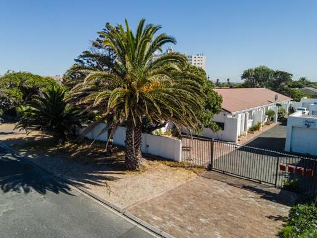 2 Bedroom Townhouse in Bloubergrant