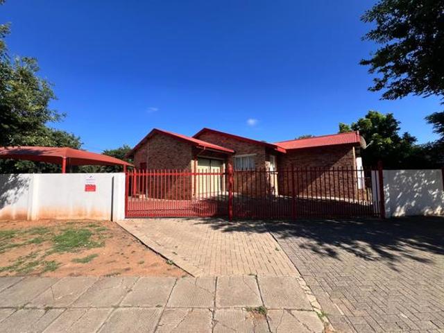 2 Bedroom Townhouse in Dan Pienaar
