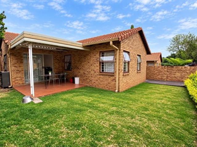 2 Bedroom Townhouse in Die Hoewes