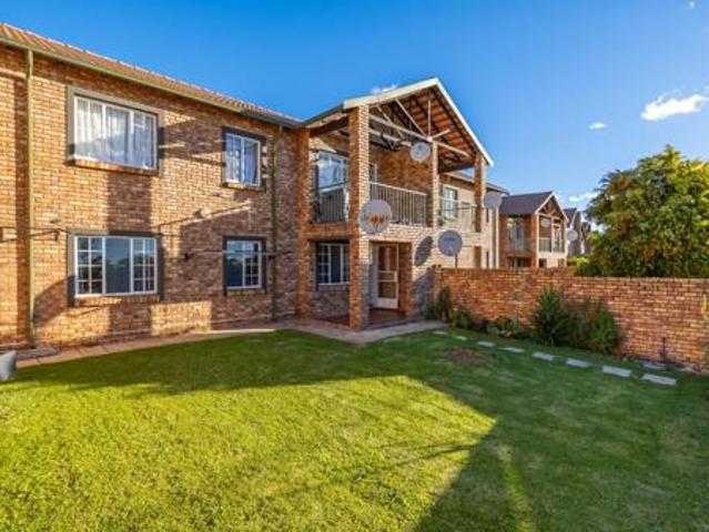 2 Bedroom Townhouse in Die Hoewes