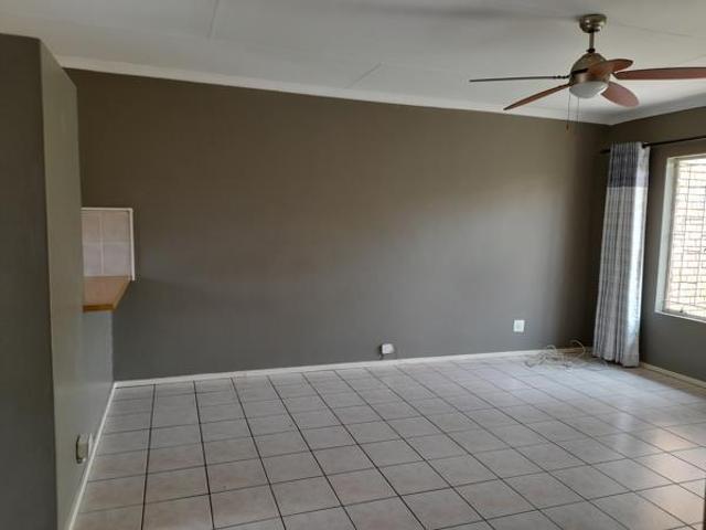 2 Bedroom Townhouse in Die Hoewes