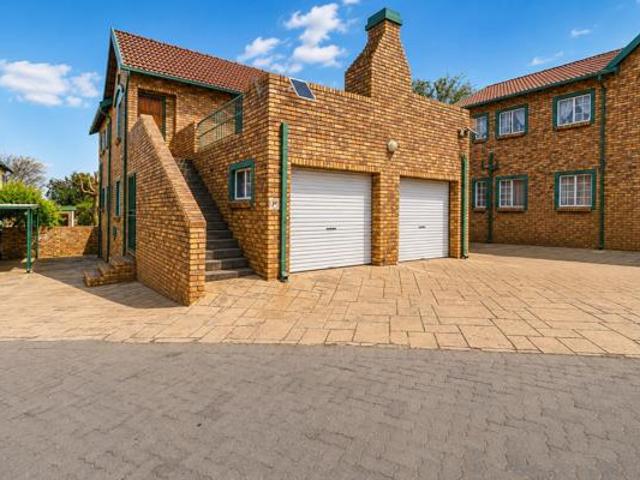 2 Bedroom Townhouse in Die Hoewes