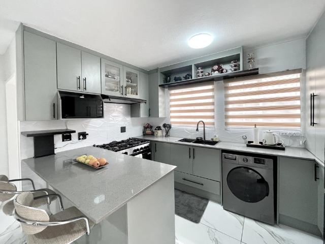 2 Bedroom Townhouse in Die Hoewes