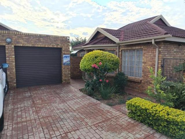 2 Bedroom Townhouse in Die Hoewes
