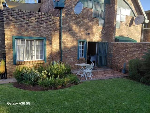 2 Bedroom Townhouse in Die Hoewes