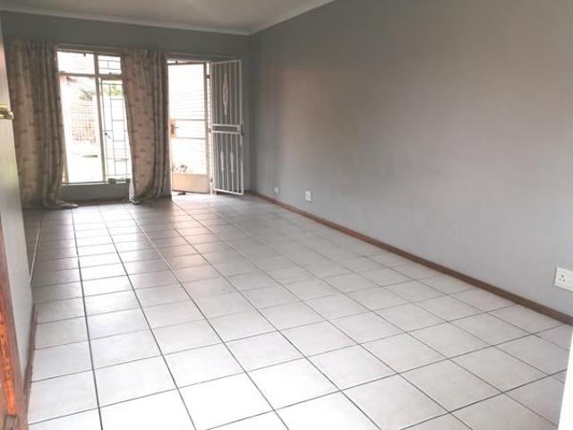 2 Bedroom Townhouse in Die Hoewes