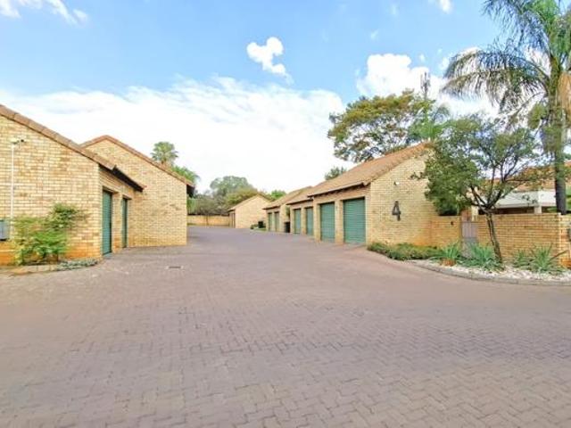 2 Bedroom Townhouse in Die Hoewes