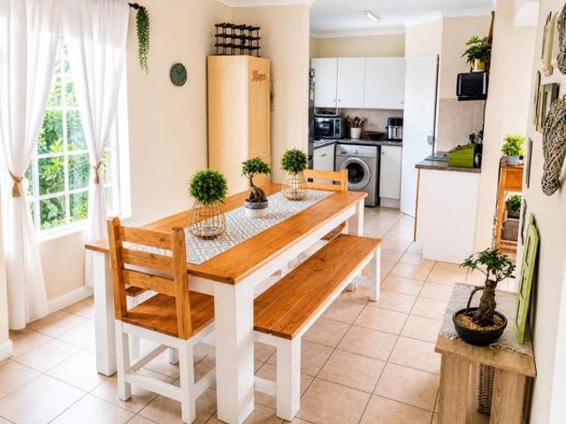 2 Bedroom Townhouse in Die Hoewes
