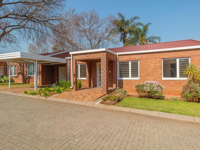 2 Bedroom Townhouse in Die Hoewes