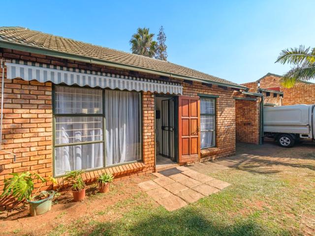 2 Bedroom Townhouse in Die Hoewes