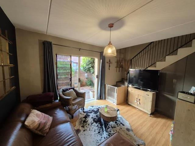 2 Bedroom Townhouse in Die Hoewes