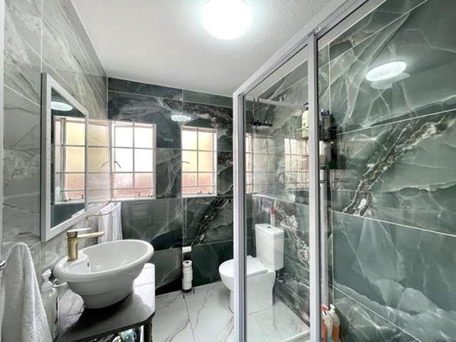 2 Bedroom Townhouse in Die Hoewes