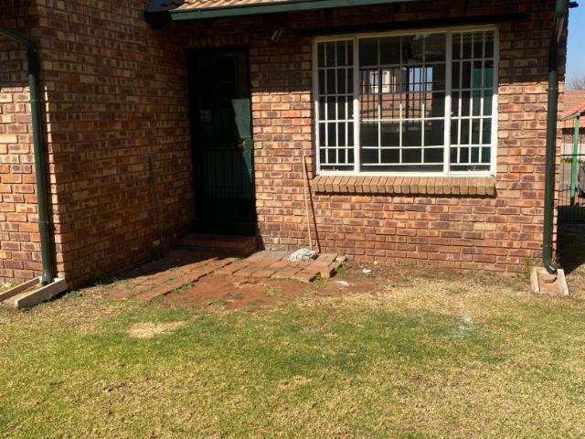 2 Bedroom Townhouse in Die Hoewes