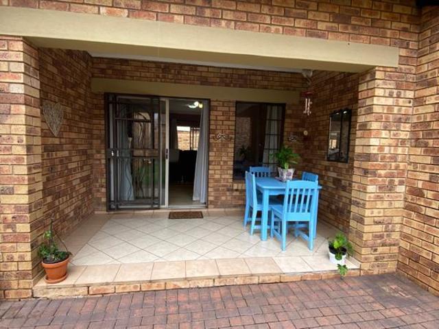 2 Bedroom Townhouse in Die Hoewes