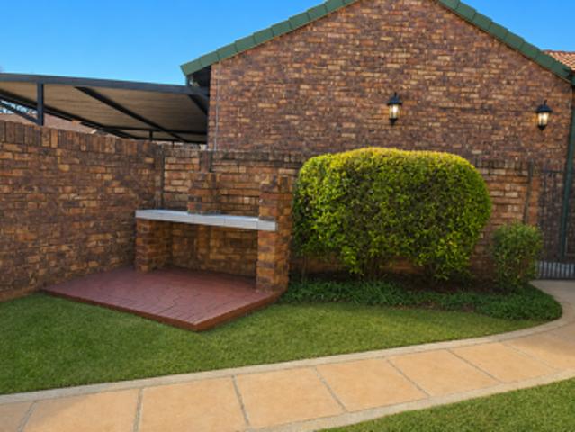 2 Bedroom Townhouse in Die Hoewes