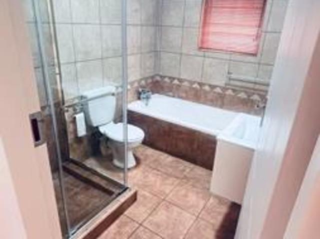 2 Bedroom Townhouse in Die Hoewes