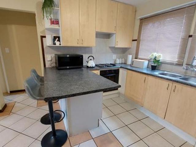 2 Bedroom Townhouse in Die Hoewes