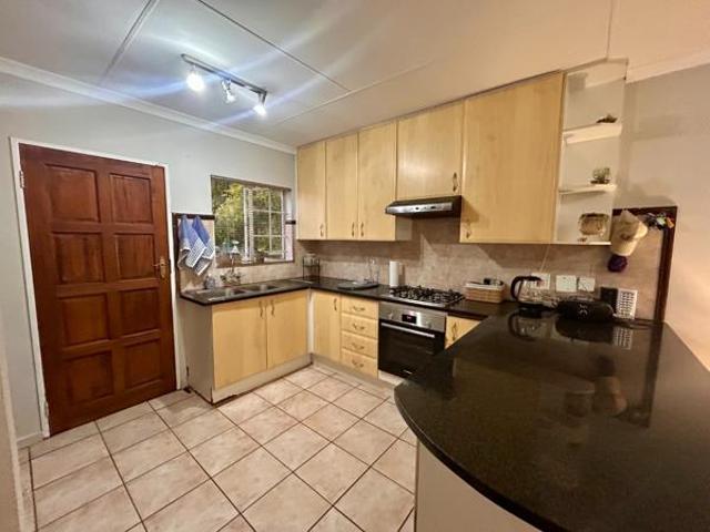 2 Bedroom Townhouse in Die Hoewes