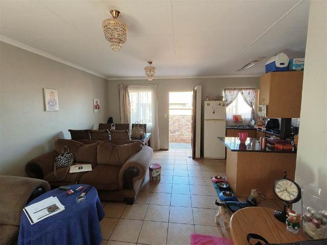2 Bedroom Townhouse in Die Hoewes