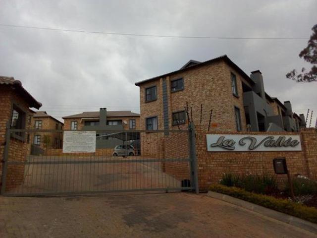 2 Bedroom Townhouse in Helderkruin