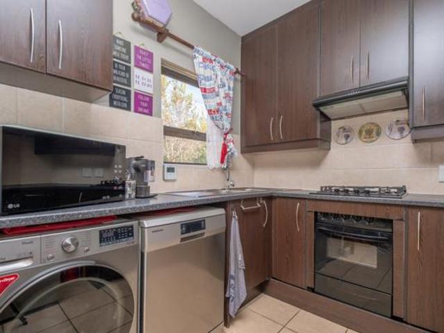 2 Bedroom Townhouse in Helderkruin