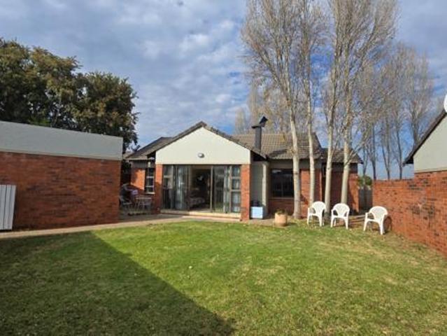 2 Bedroom Townhouse in Langenhoven Park