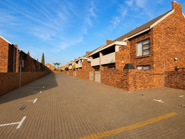 2 Bedroom Townhouse in Langenhoven Park
