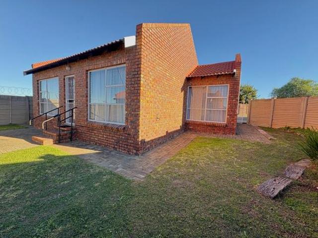 2 Bedroom Townhouse in Langenhoven Park