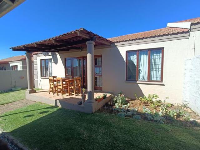 2 Bedroom Townhouse in Langenhoven Park