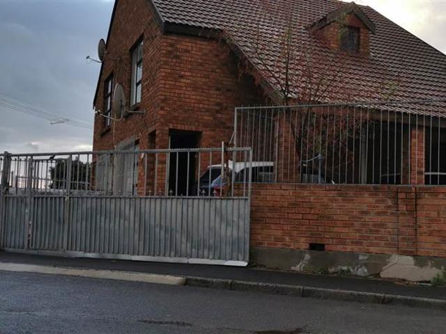 2 Bedroom Townhouse in Parow Central
