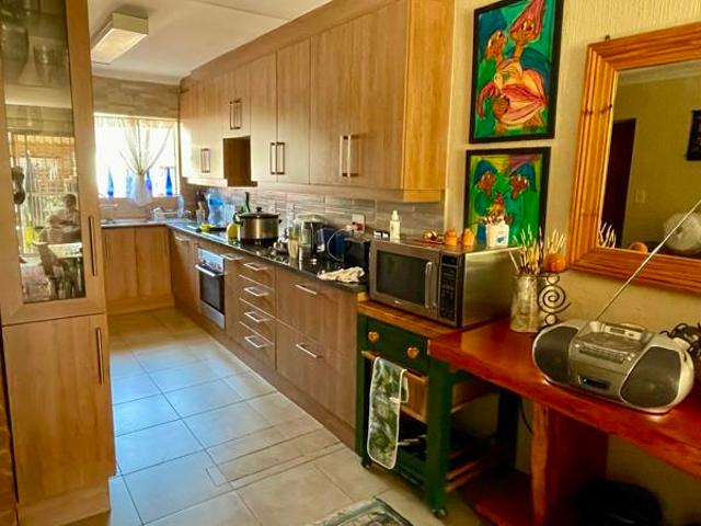 2 Bedroom Townhouse in Roodekrans