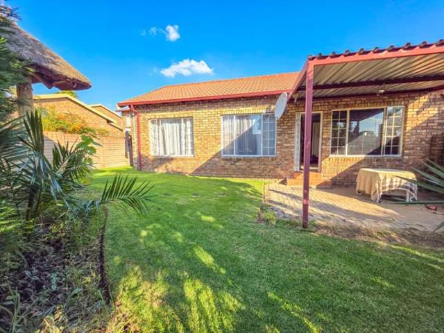 2 Bedroom Townhouse in Rooihuiskraal