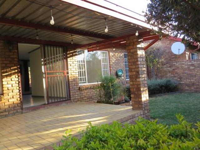 2 Bedroom Townhouse in Rooihuiskraal North